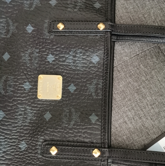 SOLD NWT MCM Signature Liz Reversible Tote Limited - Picture 9 of 14